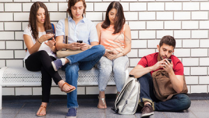 地鐵站看手機大爺（坐地鐵看手機的大爺）