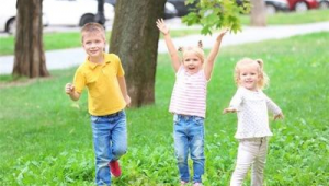 夢見一群孩子排隊走過去（夢見一群孩子排練節目）