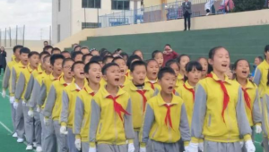 一群小學生簡筆畫圖片（一群小學生卡通圖片）