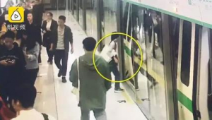 一個男的蹲在地鐵唱歌是誰（一個男孩在地鐵站唱歌）