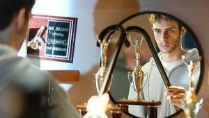 美國(guó)一部電影 有兩個(gè)男的一開(kāi)始在加油站加油 看到來(lái)了一群大學(xué)生