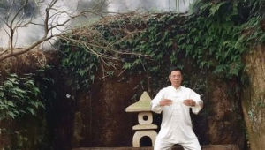 醒世無量氣上頭(醒世無量現(xiàn)在還站樁嗎)