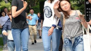 照相站中間鶴立雞群什么意思(照相站中間鶴立雞群是什么)